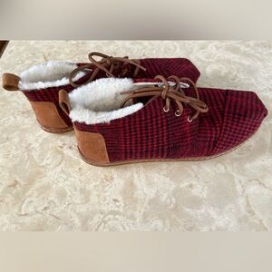 Toms Red black white Plaid‎ Ankle Boots with Brown Leather Accents size 9.5